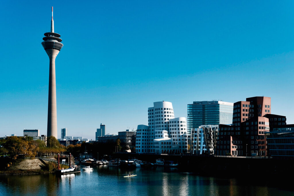 Media harbour with famous rhinetower dusseldorf germany — Alemanha