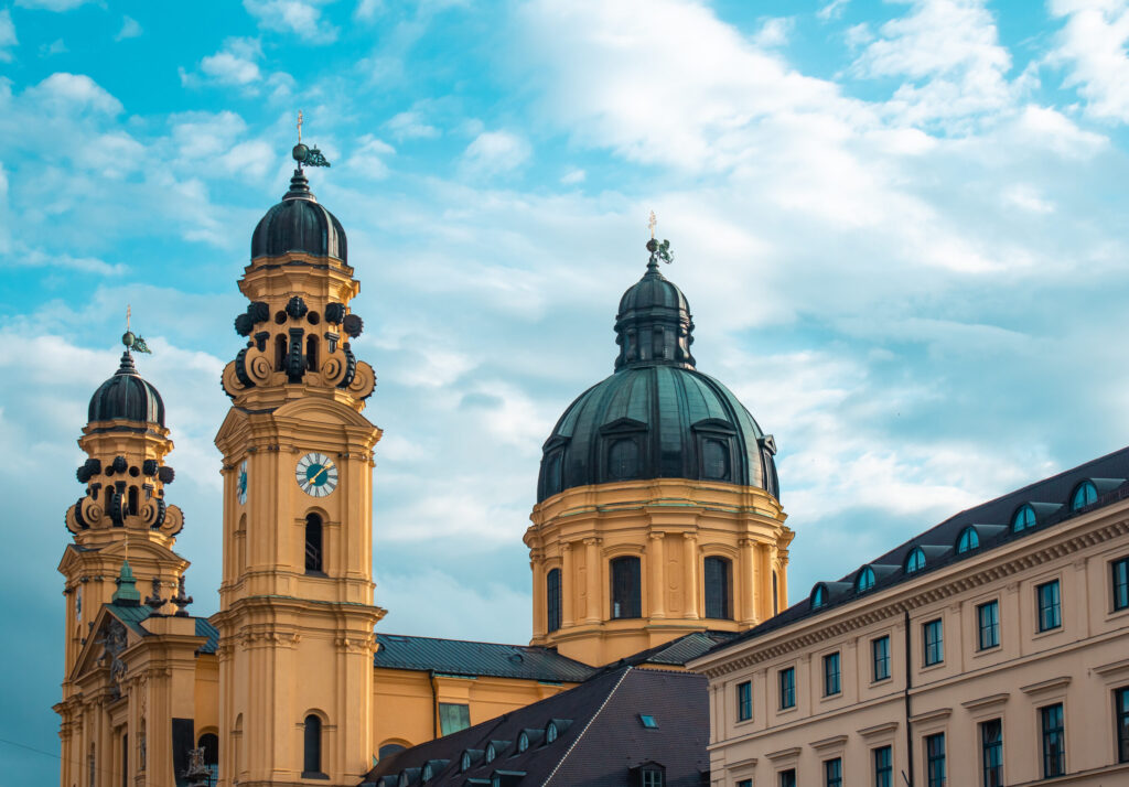 Theatine church sunlight cloudy sky munich germany — Alemanha