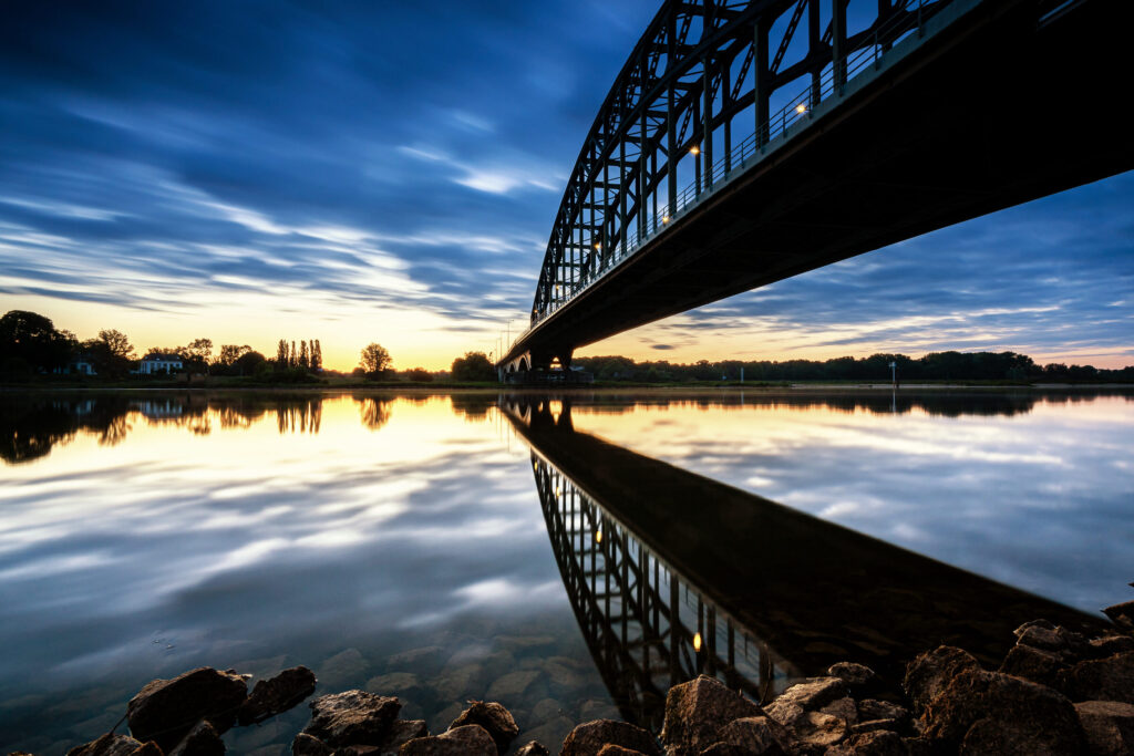 Low angle shot sydney harbour bridge australia sunset — Austrália