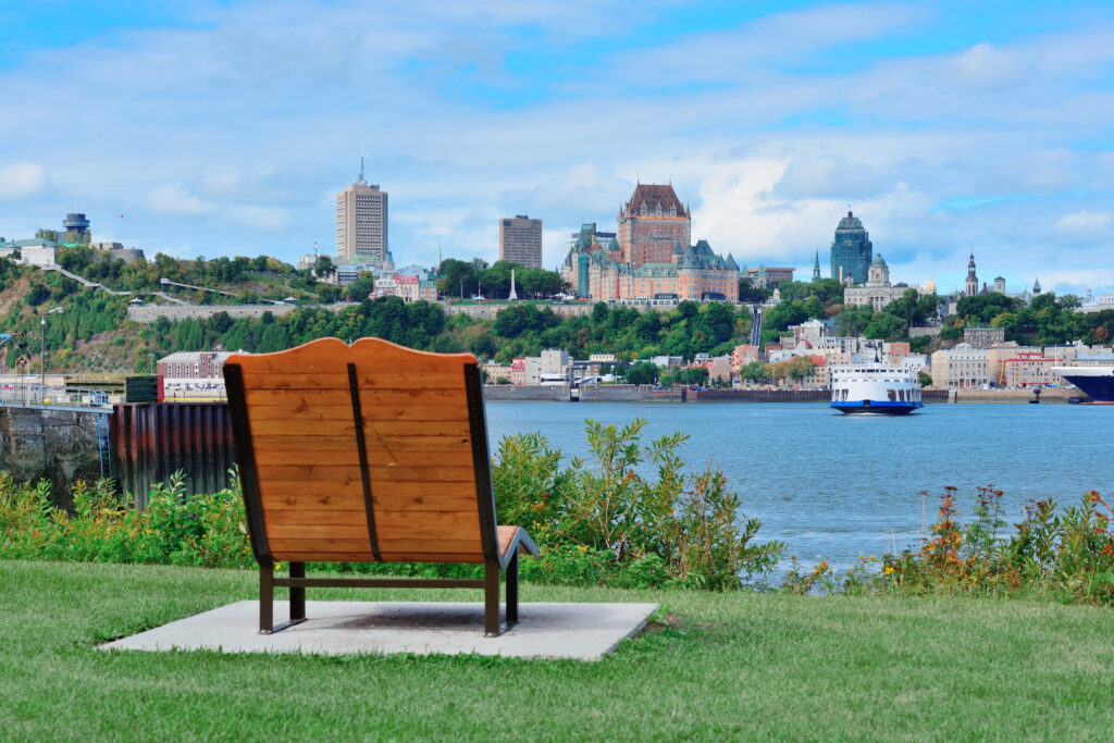 Quebec city skyline river with blue sky cloud viewed from park — Canadá