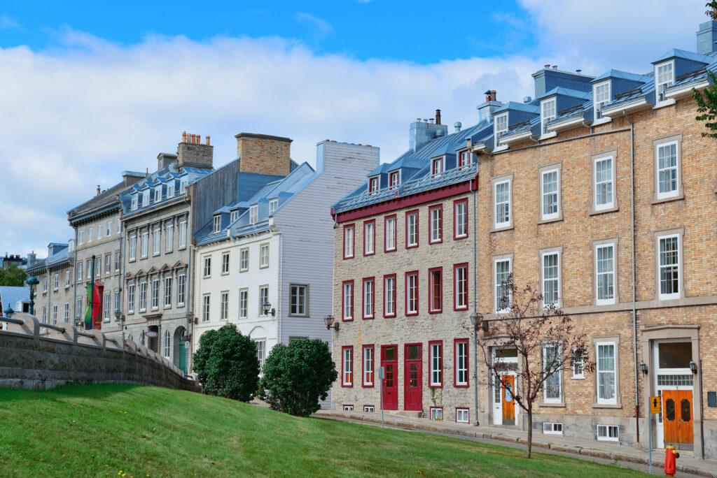 Colorful old buildings quebec city street — Canadá