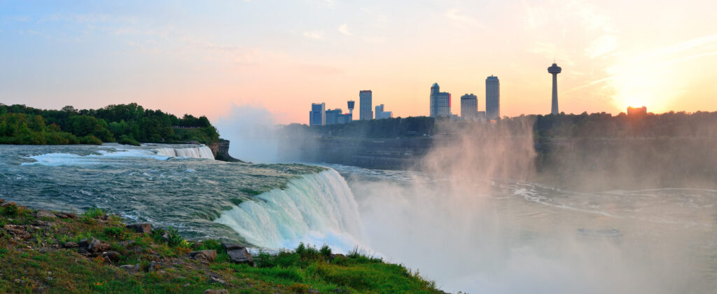 Niagara falls sunrise panorama — Canadá