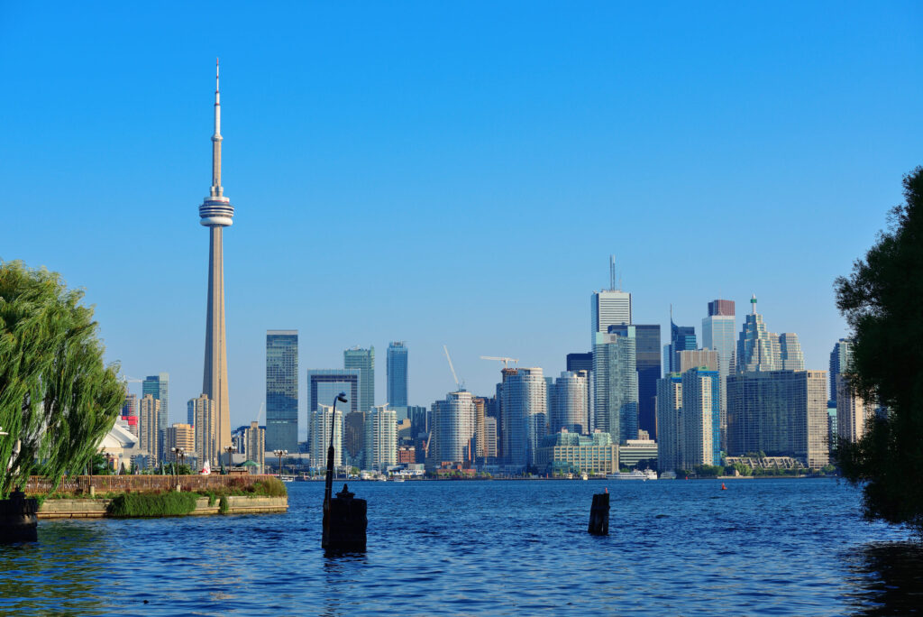 Toronto skyline from park — Canadá