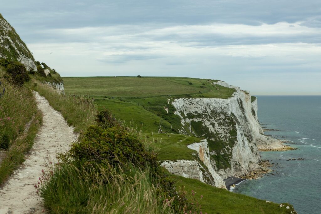 White cliffs dover covered greenery cloudy sky uk — Reino Unido
