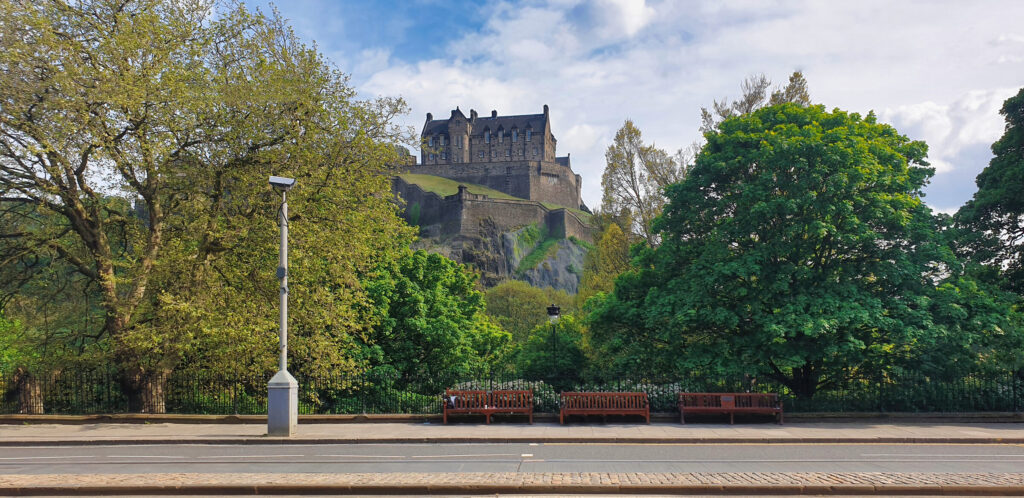 View edinburgh castle greenery street united kingdom scotland — Reino Unido