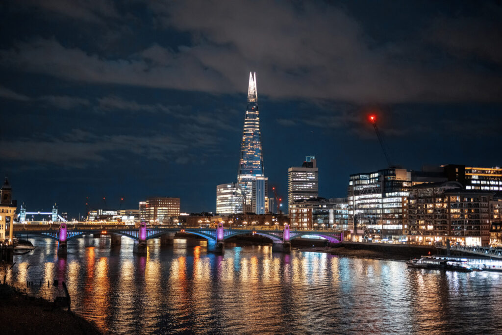 Cityscape london evening united kingdom thames river with bridges multiple buildings shard skyscraper — Reino Unido