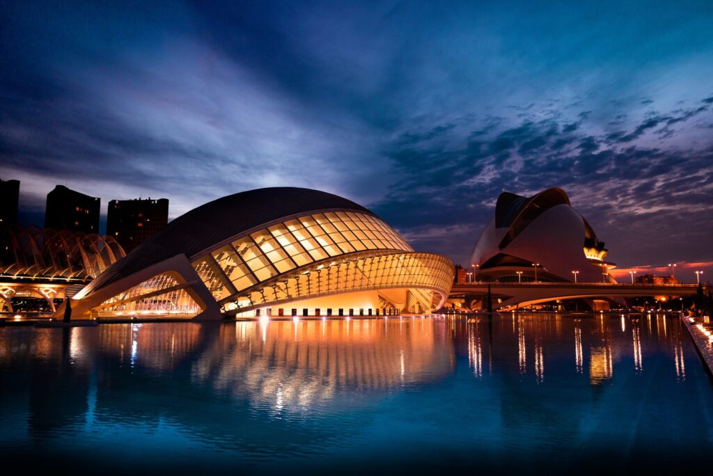 White concrete structure beside body water — Espanha