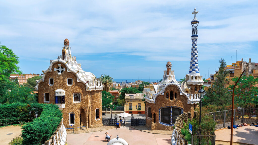 Parc guel buildings with unusual architectural style cityscape background — Espanha