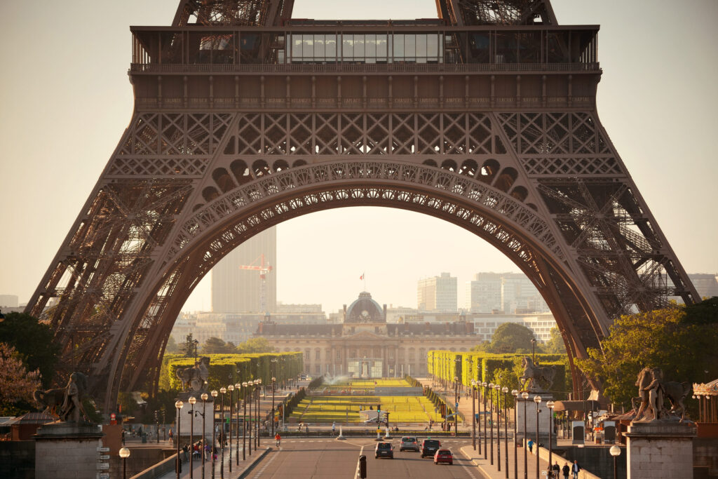Eiffel tower closeup with street as famous city landmark paris — França