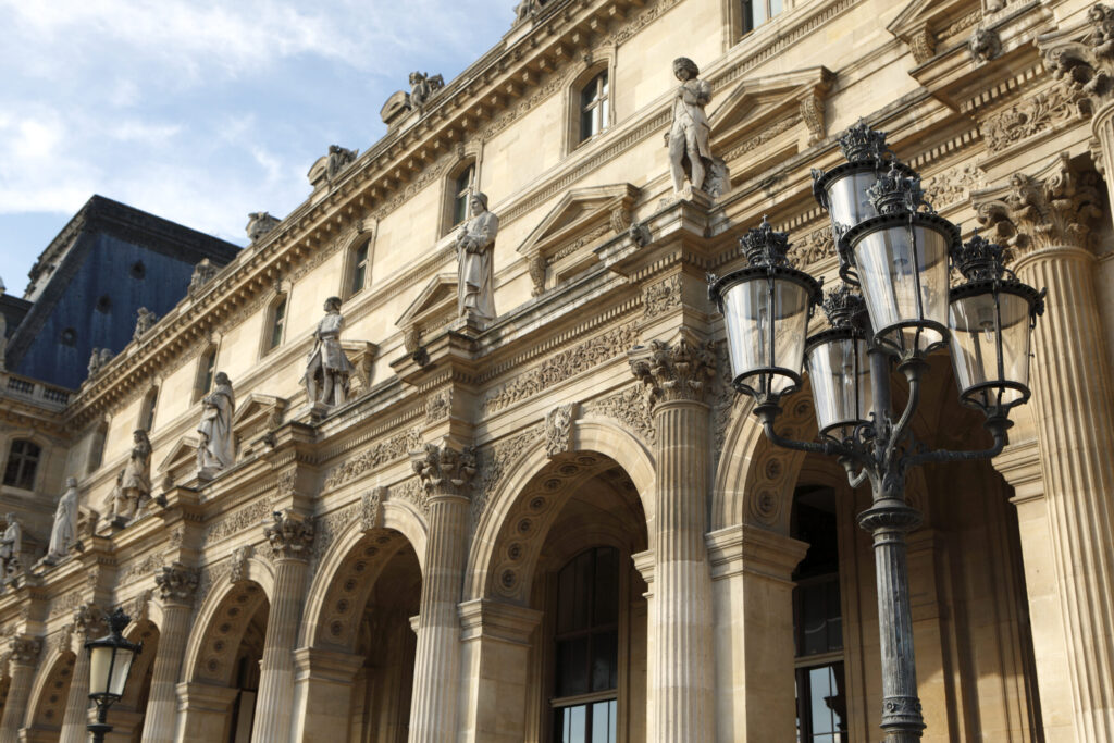 Renaissance architecture street lamp louvre museum paris — França