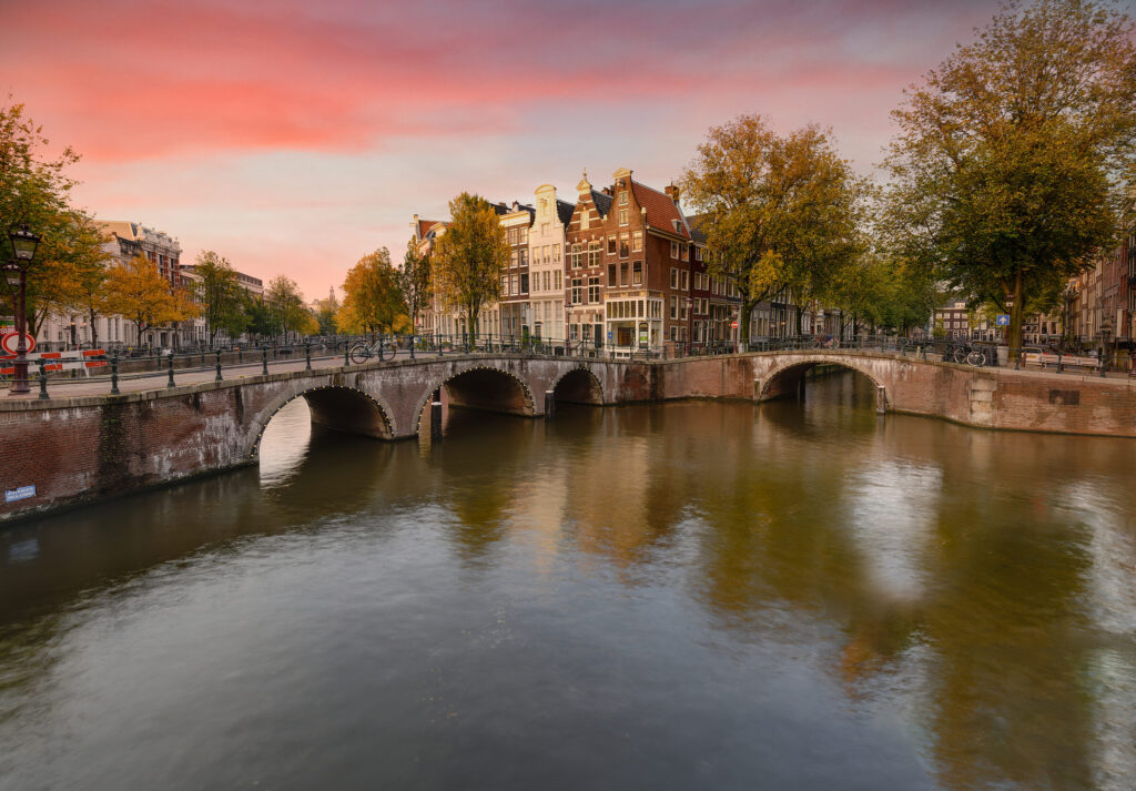 Scenery keizersgracht canal amsterdam with reflection buildings green trees — Holanda