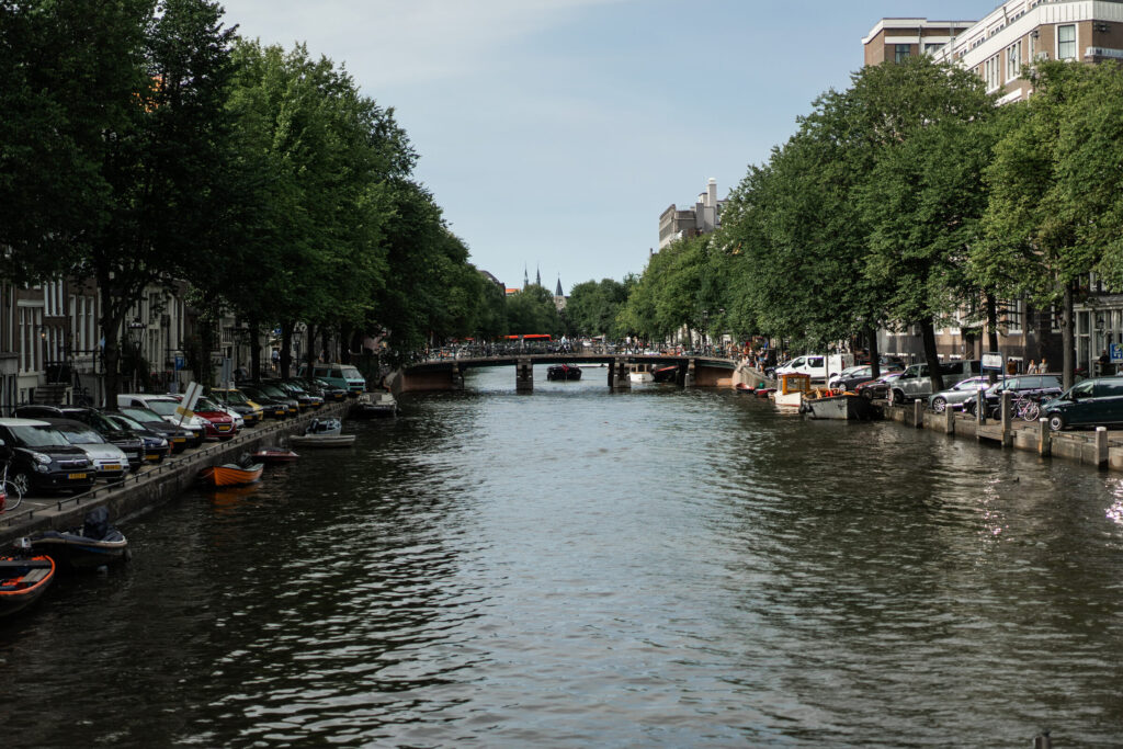 Amsterdam canals boats walk water — Holanda