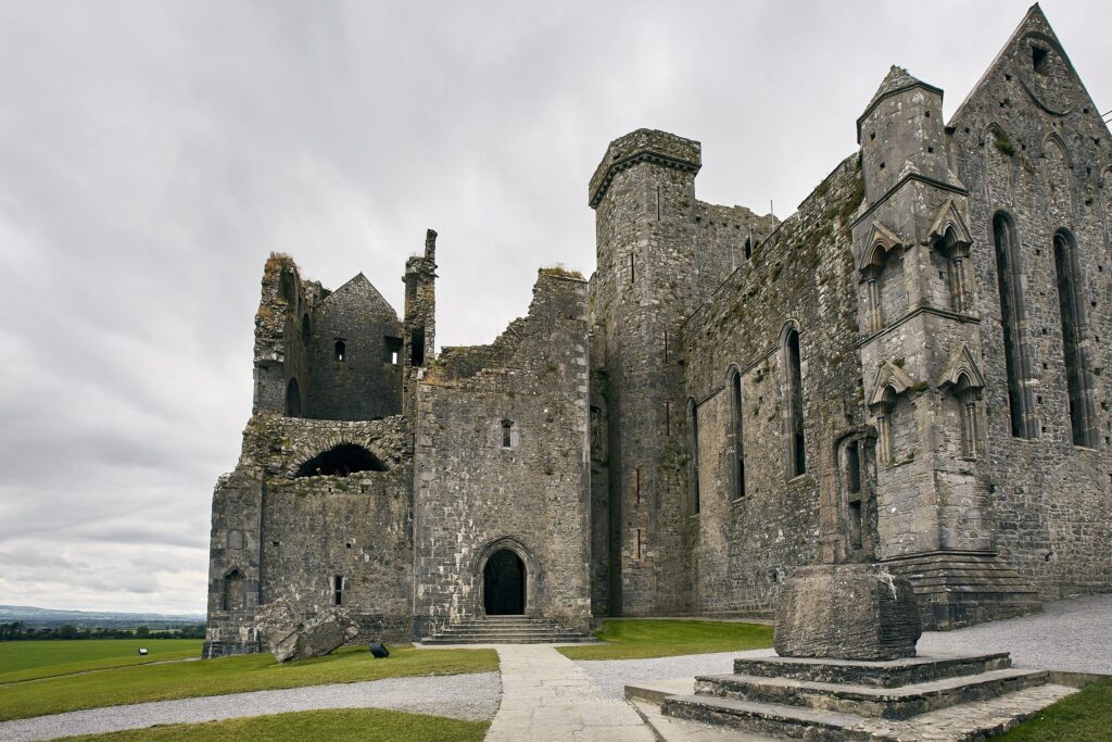Low angle shot rock cashel cashel ireland — Irlanda