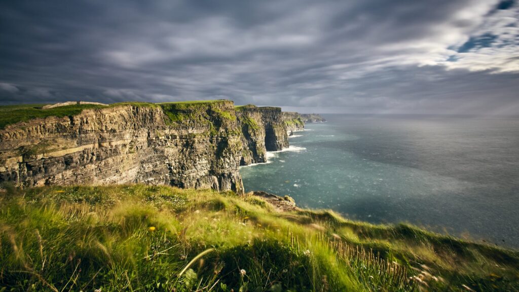 Breathtaking scenery edge cliff moher — Irlanda