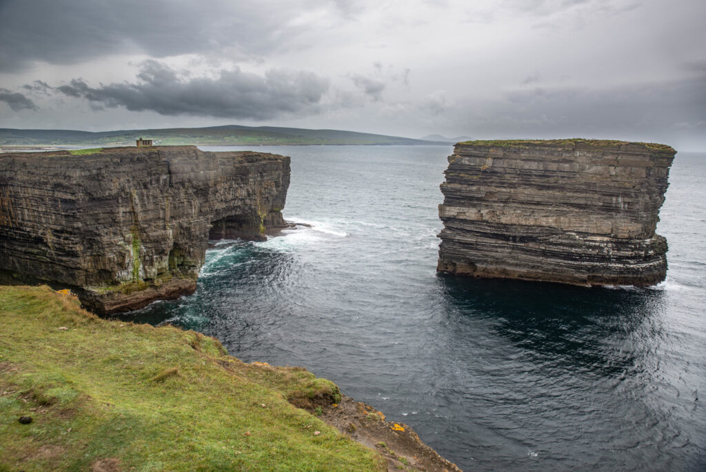 Sea stack downpatrick head county mayo ireland cloudy day — Irlanda
