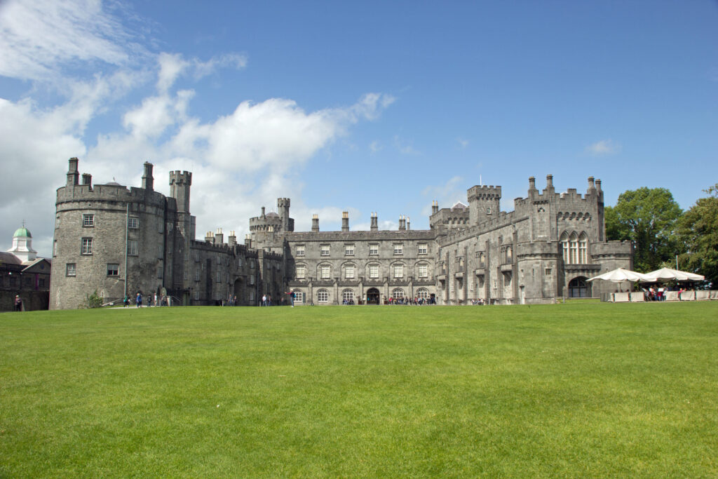 Panoramic shot sunny day gardens kilkenny castle — Irlanda