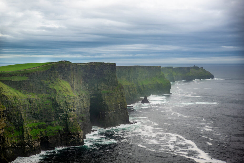 Beautiful view cliffs moher ireland gloomy day — Irlanda