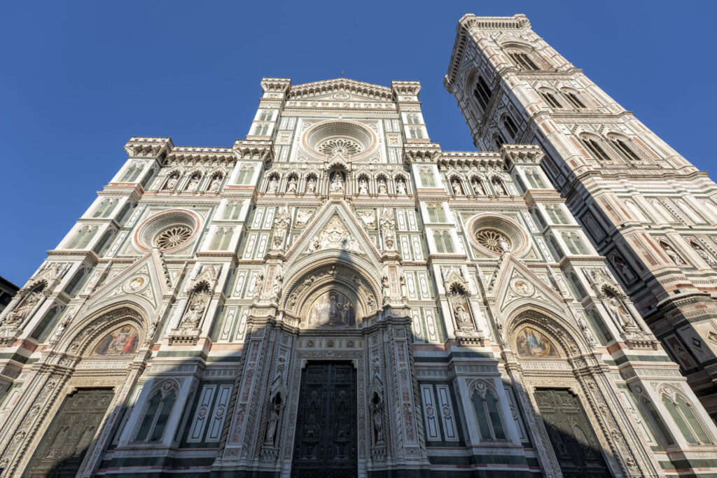 Famous duomo santa maria del fiore facade florence italy — Itália