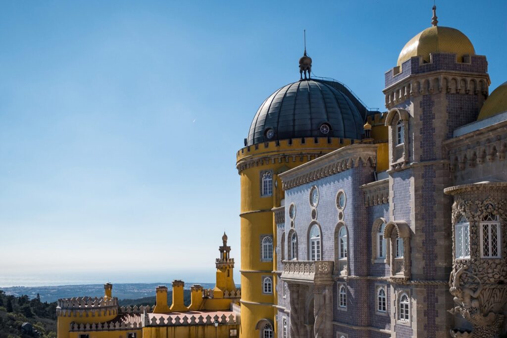 Castle sintra cascais surrounded by greenery sunlight blue sky portugal — Portugal