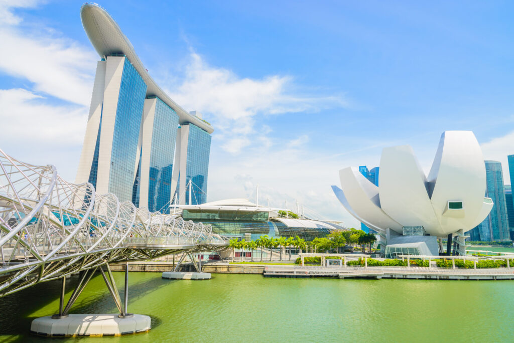 Helix bridge with marina bay building — Singapura