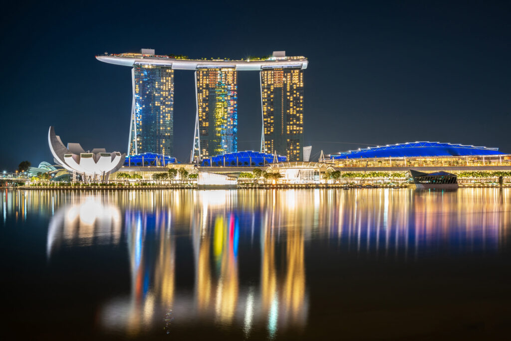 Illuminated marina bay reflected water — Singapura