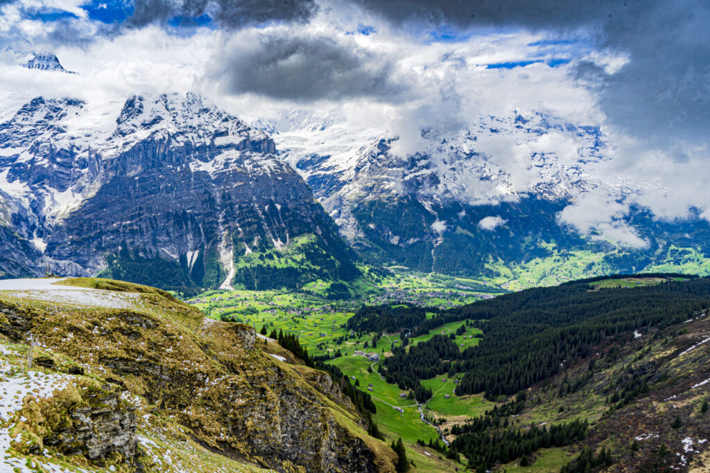 Beautiful shot snowy alps green valleys grindelwald switzerland — Suíça
