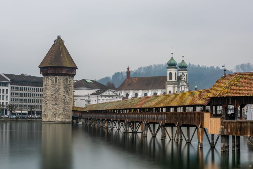 Lucerne jesuit church surrounded by water cloudy sky lucerne switzerland — Suíça
