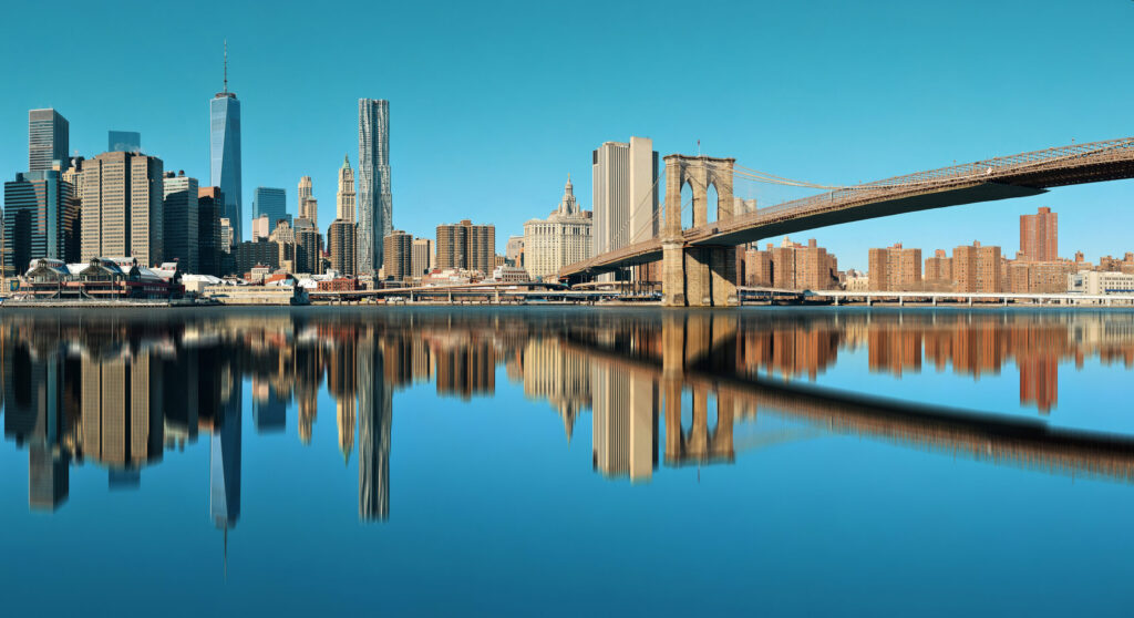 Manhattan financial district with skyscrapers brooklyn bridge reflections — Estados Unidos
