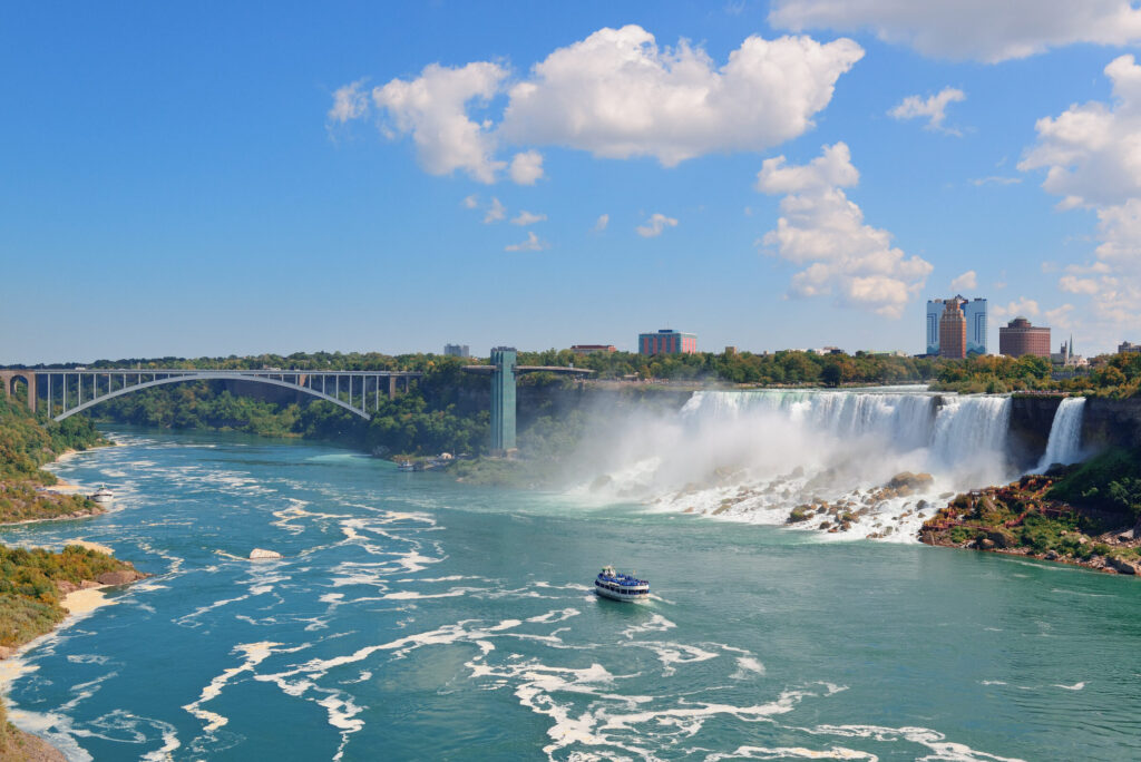 Rainbow bridge american falls river with blue sky — Estados Unidos
